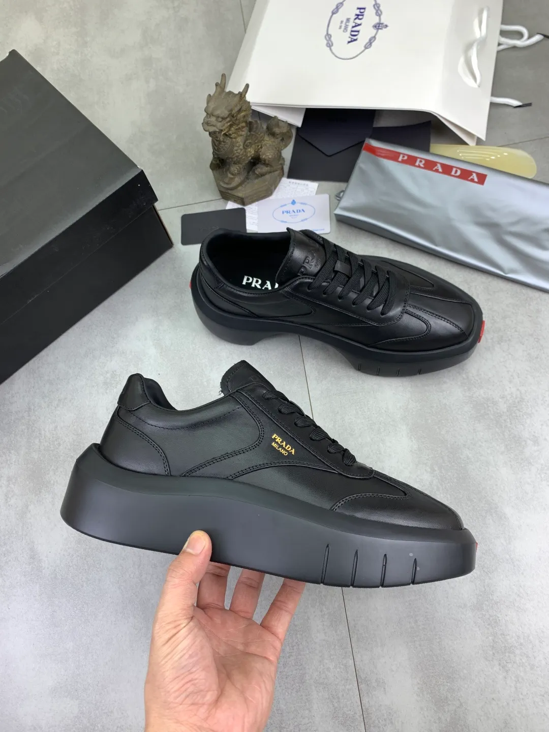 Men's shoes 💰P600💰[New model] The top version is available on the official website, 🆘 The trendy brand (Prada) mainly promotes the popular model, avant-garde and versatile fashionable men's shoes, private version mold opening, cowhide surface splicing 1:1.. Fashionable and simple, original imported cowhide lining cowhide feet; the atmosphere and personality are more fashionable, eye-catching and pursuing class. It will subvert the old idea and be a must-have for fashion trendsetters with you! Must keep it for yourself! Tall and comfortable, large and low, high-end quality workmanship. The new high-end outsole on the official website. Size: 38-45. Available in black and white.